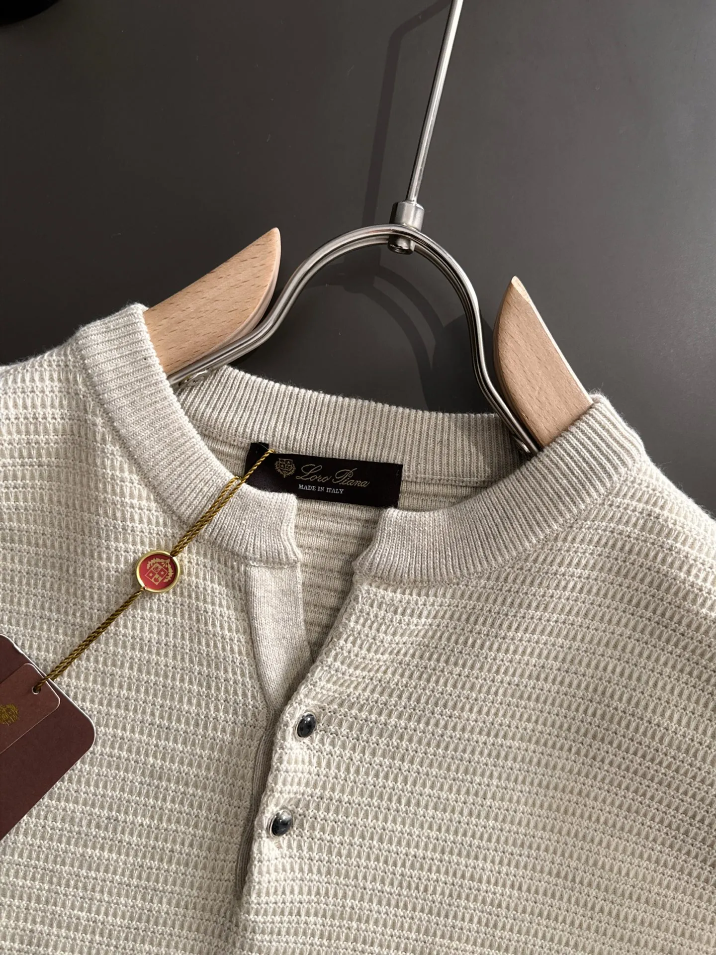 Next day shipment LP high quality Loro Piana 26ss New Arrival men's short-sleeved T-shirt Made of combed cotton yarn knitted cotton fabric, no pressure when entering and exiting the counter Exclusive control of raw materials It feels substantial when weighed, and the upper body is more textured than ordinary T-shirts. This texture can cope with the weather easily and is suitable for both hot and cold! Loose fit design, looks noble. The only correct version is available Size: M to XXXL